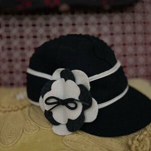 Chic Black Wool Newsboy Cap with White Flower Accent & Bow